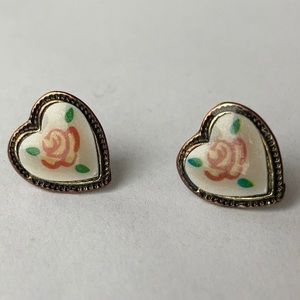 🍀 2 for $20 Vintage Brass Tone Enamel Heart Shape Stud Earrings w Rose Design